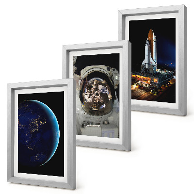 Conjunto de 3 quadros decorativos Vistas do espaço com a Terra, um astronauta e um foguete.