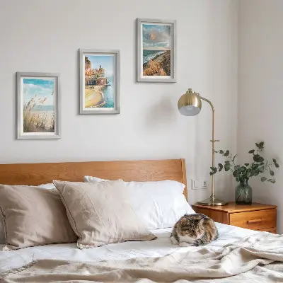 Conjunto de 3 quadros decorativos com paisagens litorâneas de praia, cidade e falésias