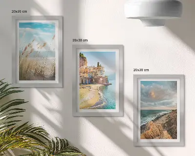 Conjunto de 3 quadros decorativos com paisagens litorâneas de praia, cidade e falésias