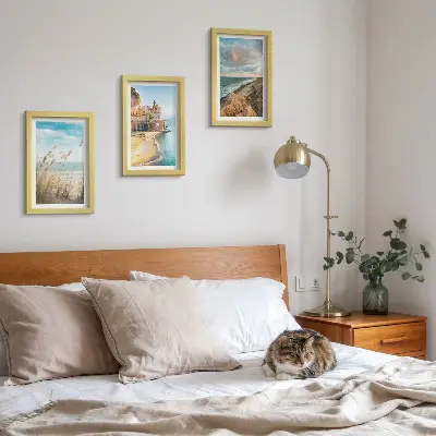 Conjunto de 3 quadros decorativos com paisagens litorâneas de praia, cidade e falésias