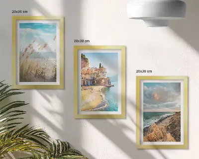 Conjunto de 3 quadros decorativos com paisagens litorâneas de praia, cidade e falésias
