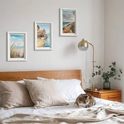 Conjunto de 3 quadros decorativos com paisagens litorâneas de praia, cidade e falésias
