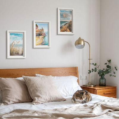 Conjunto de 3 quadros decorativos Paisagens litorâneas com praia, cidade e falésias.