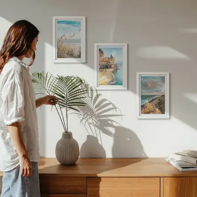 Conjunto de 3 quadros decorativos com paisagens litorâneas de praia, cidade e falésias