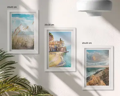 Conjunto de 3 quadros decorativos com paisagens litorâneas de praia, cidade e falésias