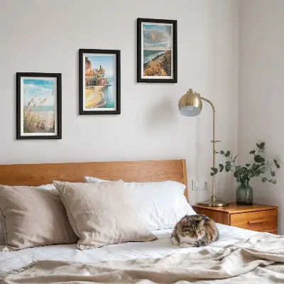 Conjunto de 3 quadros decorativos com paisagens litorâneas de praia, cidade e falésias
