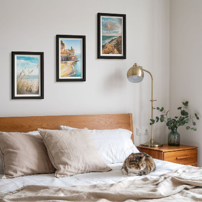 Conjunto de 3 quadros decorativos Paisagens litorâneas com praia, cidade e falésias.