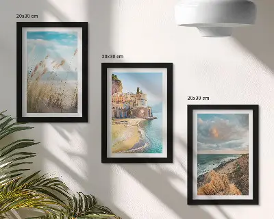 Conjunto de 3 quadros decorativos com paisagens litorâneas de praia, cidade e falésias