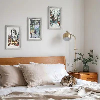 Conjunto de 3 quadros decorativos com cidades modernas em cores e uma figura ao fundo