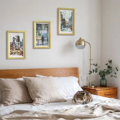 Conjunto de 3 quadros decorativos com cidades modernas em cores e uma figura ao fundo