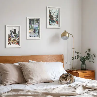 Conjunto de 3 quadros decorativos com cidades modernas em cores e uma figura ao fundo