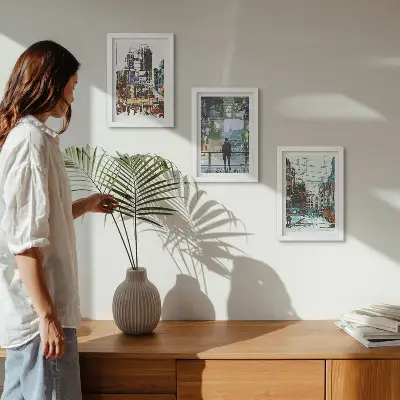 Conjunto de 3 quadros decorativos com cidades modernas em cores e uma figura ao fundo