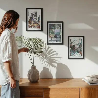Conjunto de 3 quadros decorativos com cidades modernas em cores e uma figura ao fundo