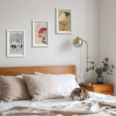 Conjunto de 3 quadros decorativos com ilustrações de garças japonesas em estilo japandi