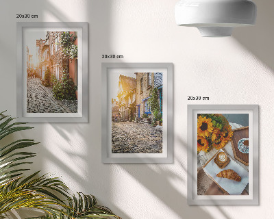 Conjunto de molduras com imagens Ruas charmosas com cafés e girassóis.