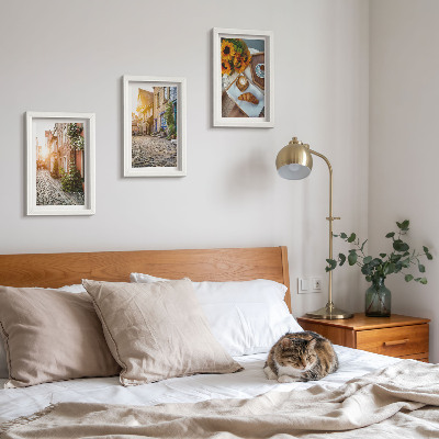 Conjunto de molduras com imagens Ruas charmosas com cafés e girassóis.
