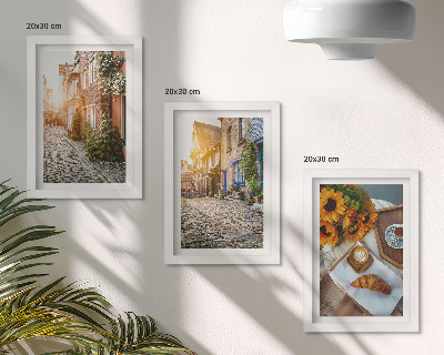 Conjunto de molduras com imagens Ruas charmosas com cafés e girassóis.