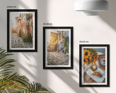 Conjunto de molduras com imagens Ruas charmosas com cafés e girassóis.