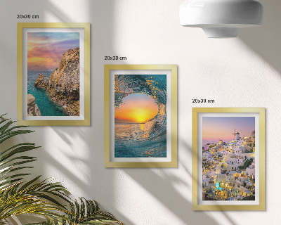 Tríptico com moldura Vistas do mar, das ondas e das casas brancas em Santorini, Grécia.