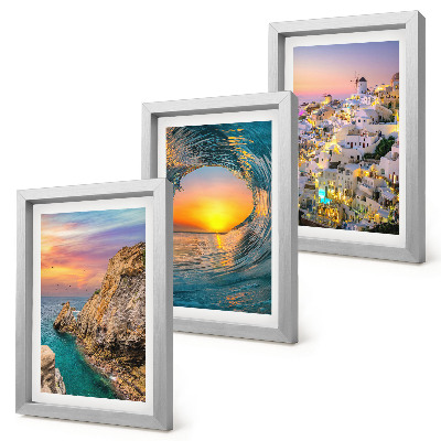 Tríptico com moldura Vistas do mar, das ondas e das casas brancas em Santorini, Grécia.