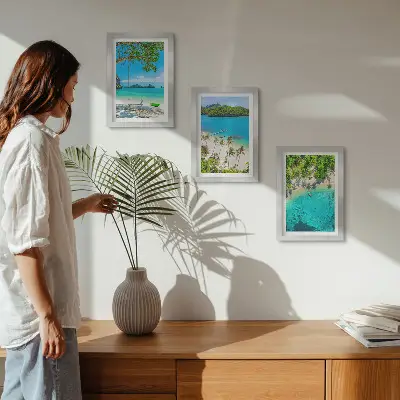Conjunto de 3 quadros decorativos de praias tropicais com palmeiras e águas cristalinas