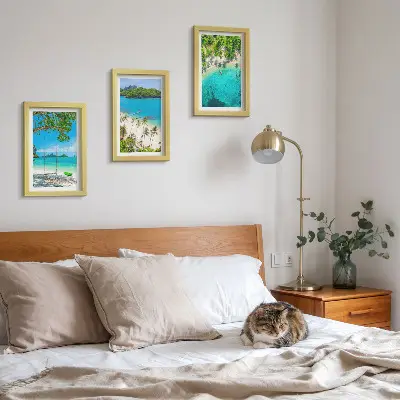 Conjunto de 3 quadros decorativos de praias tropicais com palmeiras e águas cristalinas