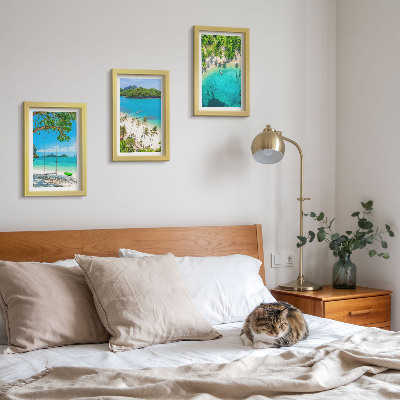 Conjunto de 3 quadros decorativos Praias tropicais com palmeiras e águas cristalinas.