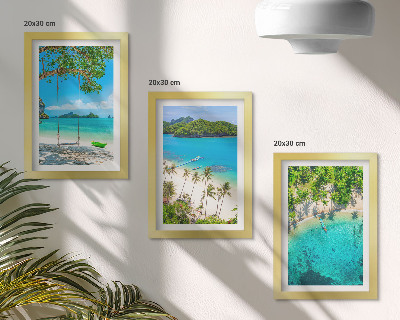 Conjunto de 3 quadros decorativos Praias tropicais com palmeiras e águas cristalinas.