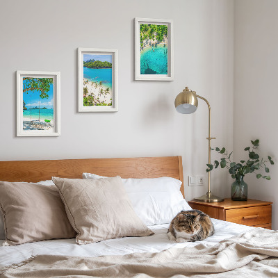 Conjunto de 3 quadros decorativos Praias tropicais com palmeiras e águas cristalinas.