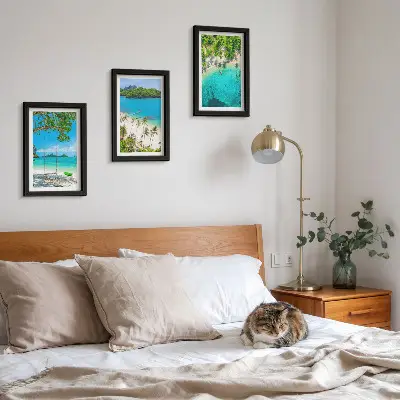 Conjunto de 3 quadros decorativos de praias tropicais com palmeiras e águas cristalinas