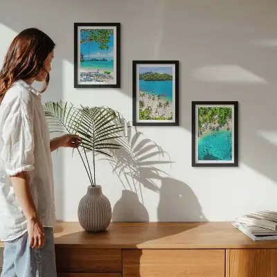Conjunto de 3 quadros decorativos de praias tropicais com palmeiras e águas cristalinas