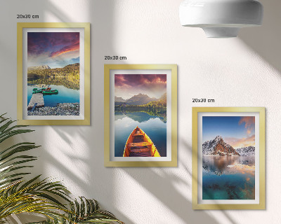 Tríptico com moldura Lagos tranquilos com paisagens montanhosas e um barco.