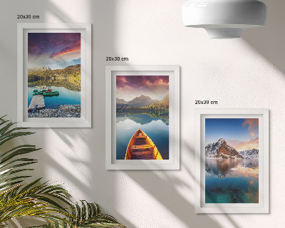 Tríptico com moldura Lagos tranquilos com paisagens montanhosas e um barco.