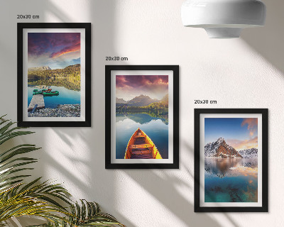 Tríptico com moldura Lagos tranquilos com paisagens montanhosas e um barco.