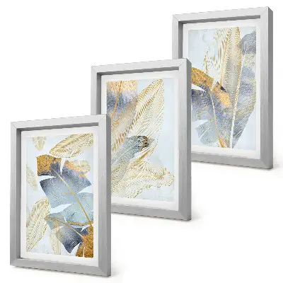 Conjunto de 3 quadros decorativos com estampas de folhas em tons de azul e bege sobre fundo claro
