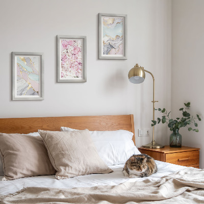 Tríptico com moldura Flores rosa com padrões marmorizados e em tons pastel.