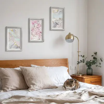 Tríptico com moldura flores rosa com padrões marmorizados em tons pastel