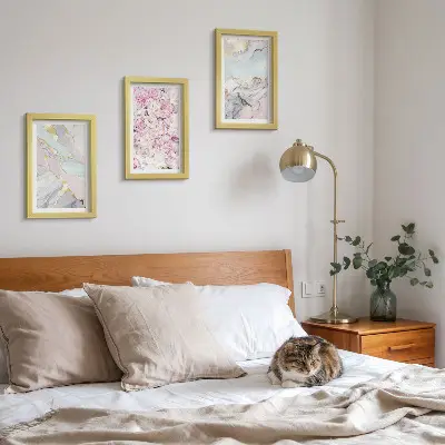 Tríptico com moldura flores rosa com padrões marmorizados em tons pastel