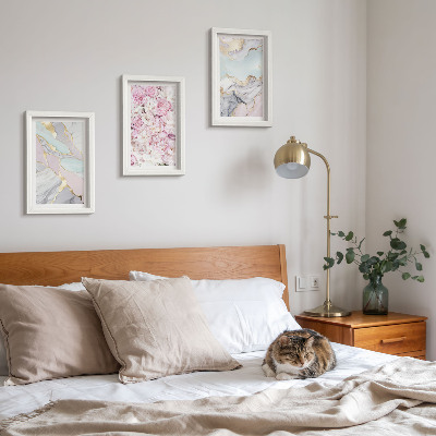 Tríptico com moldura Flores rosa com padrões marmorizados e em tons pastel.