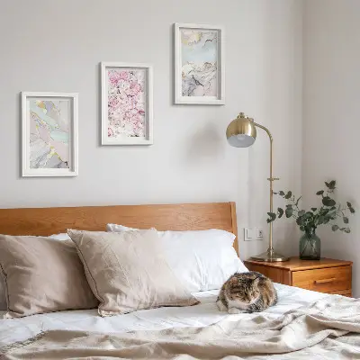 Tríptico com moldura flores rosa com padrões marmorizados em tons pastel