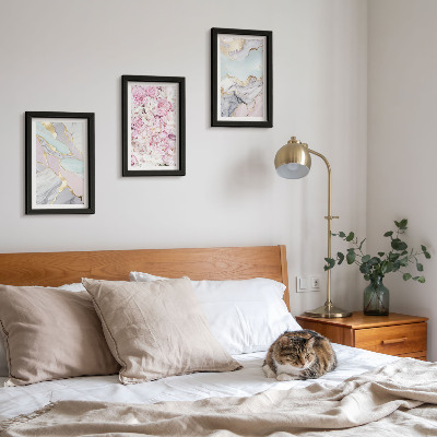 Tríptico com moldura Flores rosa com padrões marmorizados e em tons pastel.