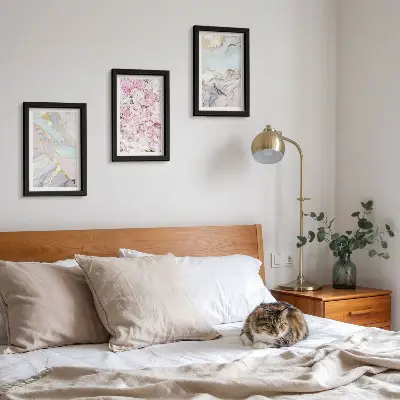 Tríptico com moldura flores rosa com padrões marmorizados em tons pastel