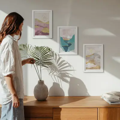 Conjunto de 3 quadros decorativos com paisagens abstratas de montanhas e sol