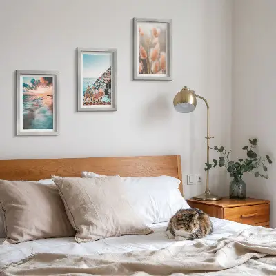 Conjunto de quadros com imagens vista para o mar com pôr do sol, casas coloridas e flores