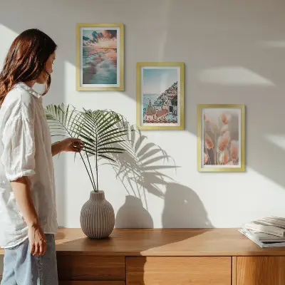 Conjunto de quadros com imagens vista para o mar com pôr do sol, casas coloridas e flores