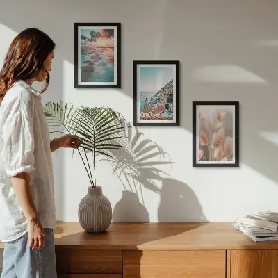 Conjunto de quadros com imagens vista para o mar com pôr do sol, casas coloridas e flores
