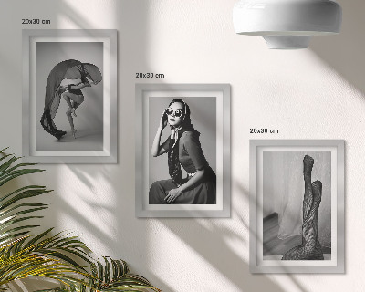 Tríptico com moldura Retratos elegantes em preto e branco de mulheres em poses sofisticadas.