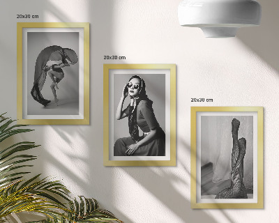 Tríptico com moldura Retratos elegantes em preto e branco de mulheres em poses sofisticadas.