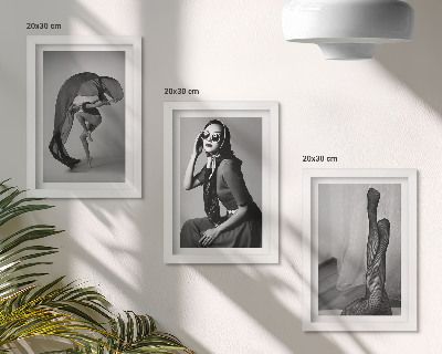 Tríptico com moldura Retratos elegantes em preto e branco de mulheres em poses sofisticadas.