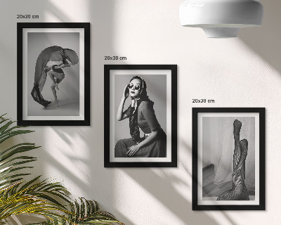 Tríptico com moldura Retratos elegantes em preto e branco de mulheres em poses sofisticadas.